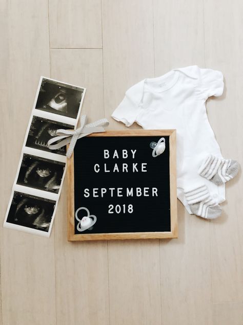 Pregnancy baby announcement with letter board! So in love! #pregnancy #announcement #letterboard Pregnancy Letter Board, Prego Announcement, Letter Board Ideas, Birth Announcement Design, Creative Pregnancy Announcement, Baby Stocking, Pregnancy Announcement Photos, Birth Announcement Boy, Birth Announcement Girl