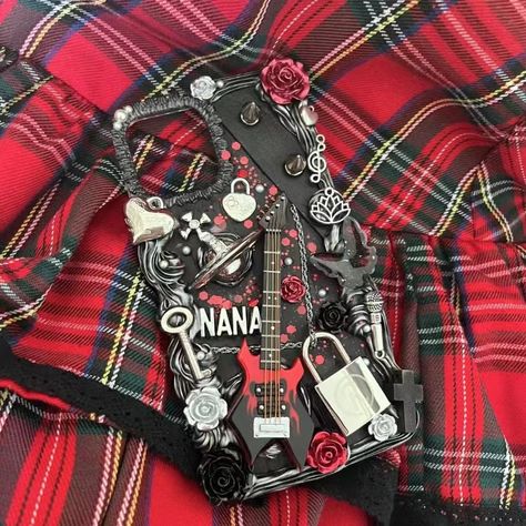 This is a handmade gothic dark decoden phonecase, and you can choose all brand of phone models. Messy Phone Cases, Jirai Kei Phone Case, Scene Phone Case, Emo Phone Cases, Deco Phone Cases, Punk Phone Case, Nana Crafts, Phone Cases Ideas, Decoden Ideas