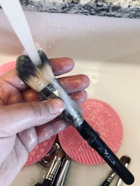 clean-makeup-brushes Makeup Brush Cleaning, Makeup Brush Cleaning Hacks, Makeup Brushes Cleaner, Washing Makeup Brushes, Makeup Brush Cleaning Solution, Deep Clean Makeup Brushes, Affordable Makeup Brushes, Makeup Brushes Guide, Makeup Brush Cleaner