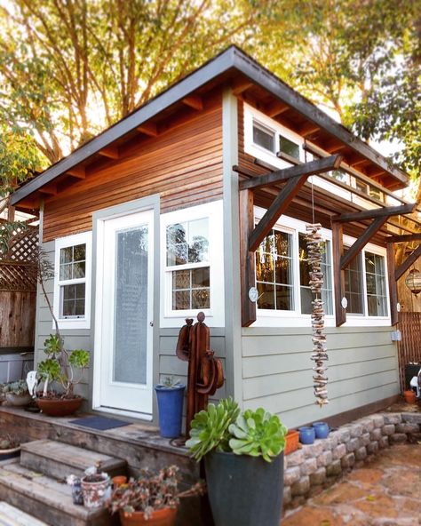 Storage Shed Art Studio, Outdoor Art Studio Shed, Build A Studio Shed, Small Backyard Studio, Small Shed Art Studio, Backyard Studio Plans, Art Studio Building Ideas, Art Studio Cabin, Artist Studio Backyard