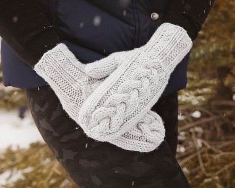 Cable Knit Mittens, Magic Loop Knitting, Knitting Gloves, Knitted Projects, Knitted Mittens Pattern, Knit Inspiration, Bulky Knit, Knitted Mittens, Knit Projects