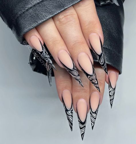 Dark Stilleto Nails Design, Long Pointy Nails Designs, Pointy Nail Designs Stilettos, Nail Art Stilleto, Supreme Nails, Black And White Nail Designs, Rock Nails, Acrylic Nails Stiletto, Black And White Nail