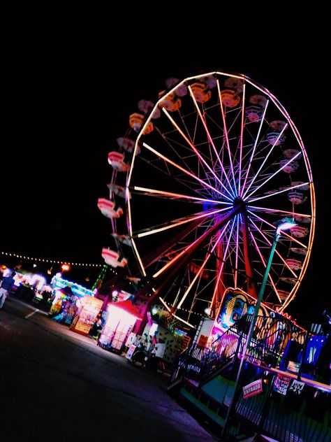 #feria #neonlights #vsco #vscofilter #lights #tumbrl #photooftheday  #noche #luces #divertido Feria Aesthetic, Fair Lights, Fair Aesthetic, Fair Rides, Ferris Wheels, Fun Fair, State Fair, Theme Parks, Amusement Park