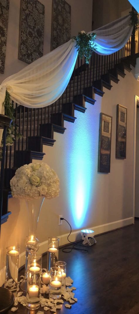 Tulle On Staircase Wedding Decorations, Candle Staircase, Wedding Staircase Decoration, Stairs Handle, Woodland Wedding Centerpieces, Wedding Stairs, Wedding Staircase, Indoor Wedding Decorations, Staircase Decor Ideas