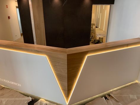 Az egyik legegyedibb pult amit készítettem 😊 L Shape Reception Desk Design, L Counter Design, L Shape Bar Counter, L Shape Bar, Cash Counter Design, Office Counter Design, Boutique Displays, Shop Counter Design, Office Reception Design