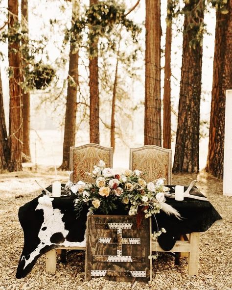 I like it • I Iove it • #westernstyle #event #theme #wedding #farmhouse #rustic #boho #meadowchic Dream Wedding Western, Country Wedding Decor Ideas, Country Wedding Black, Yallternative Aesthetic Wedding, Fall Western Wedding Decor, Western Black Wedding, Gothic Western Wedding Decor, Rustic Wedding Party, Rustic Black Wedding