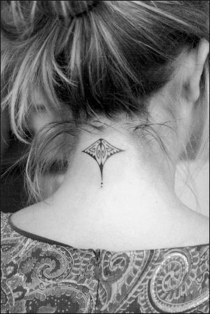 Beach Tattoo Ideas, Stingray Tattoo, Ray Tattoo, Tattoo Trend, Maori Tattoo Designs, Ocean Tattoos, Sand And Sea, Hawaiian Tattoo, Beach Tattoo