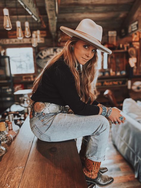 Western Bar Photoshoot, Cowboy Hat Outfit, Western Shoot, Bar Photoshoot, Western Grunge, Jewelry Bar, Classy Hats, Lainey Wilson, Cowboy Chic