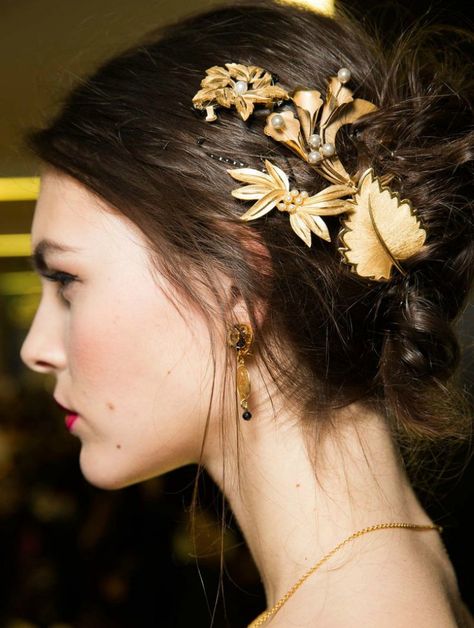 HOW TO WEAR A BROOCH IN DIFFERENT AND MODERN WAYS Runway Beauty, Flowers In Her Hair, Hair Jewels, Holiday Hairstyles, Dolce E Gabbana, Hair Ornaments, Fall 2015, Bride Hairstyles, Beauty Trends