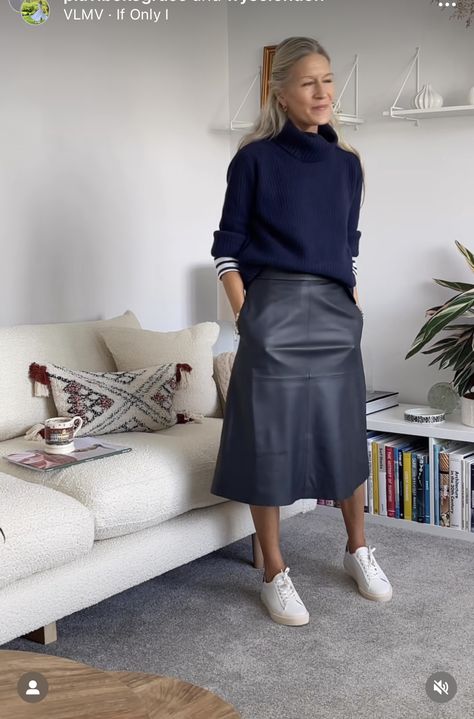 Rok Outfit, Leather Skirt Outfit, Black Leather Skirt, Skirt And Sneakers, Leather Midi Skirt, Casual Work Outfits, Mode Inspiration, Outfits Casuales, Skirt Outfits