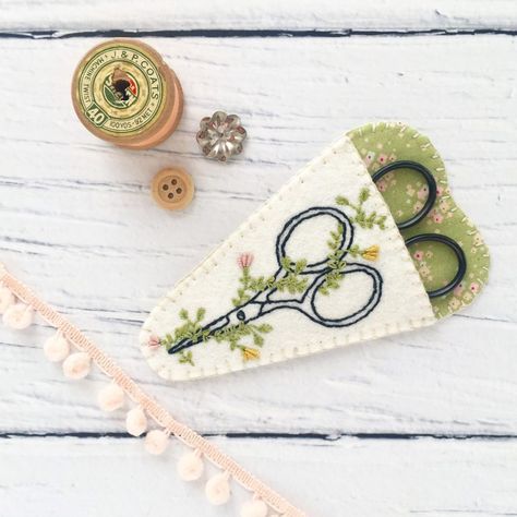 Embroidery Scissors Case, Sewing Scissors Case, Diy Embroidery Letters, Scissor Case Pattern, Scissors Case, Tilda Fabric, Scissors Design, Scissor Case, Sewing Kits