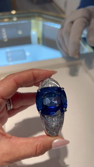 TRACEY ELLISON on Instagram: "DOES THIS 118 CARAT @graff SAPPHIRE MAKE UP FOR ME MISSING SAPPHIRE SEPTEMBER??? 😉💙 What an incredible masterpiece, you can count of @graff for always brining to WOW. This was seen at the beautiful @graff boutique in @balharbourshops , the only place i recommend as a must visit in Miami! 😉😂👏🏻💙❤️ #thediamondsgirl#thediamondsgirlxgraff #graff #graffdiamonds #diamond#sapphire#thediamondsgirlxbalharbour #balharbour #highjewelry #rare#oneofakind #statementjewelry Graff Sapphire, Graff Diamonds, High Jewelry, Girls Best Friend, I Missed, Statement Jewelry, Bucket List, Miami, Sapphire