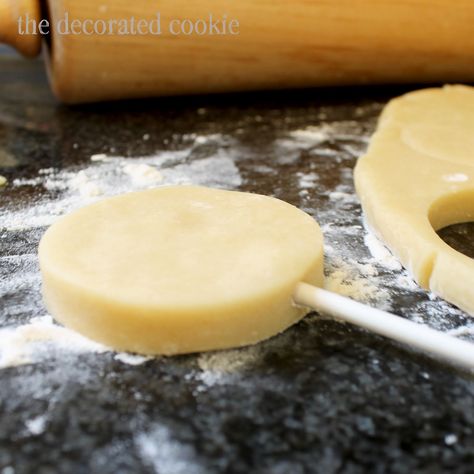 How to make the perfect cookie pop. Cookies On A Stick, Cookie Sticks, Make Ahead Desserts, Cookie Pops, Desserts For A Crowd, Perfect Cookie, On A Stick, Sugar Cookies Recipe, A Stick