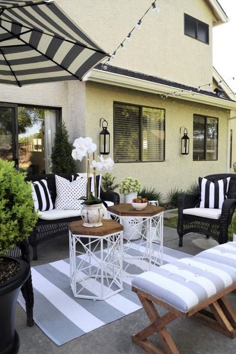 24. Black and White Outdoor Seating Arrangement Black And White Furniture, Diy Garden Patio, Outdoor Rugs Patio, Diy Outdoor Decor, Outside Living, Outdoor Patio Decor, Small Patio, White Furniture, Patio Ideas