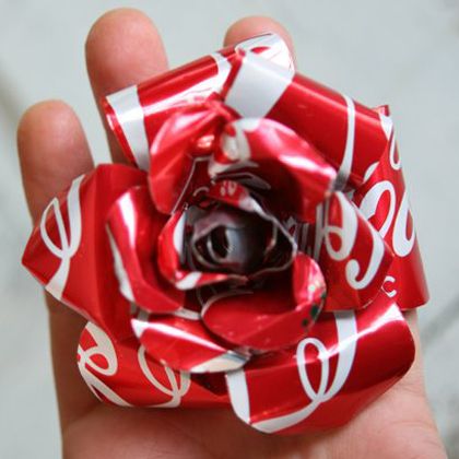 Recycled Aluminum cans To Flower. Yes, I will attempt to do this. Yes, I will fail spectacularly. Coke Can Crafts, Aluminum Can Flowers, Soda Can Flowers, Pop Can Art, Pop Can Crafts, Lon Bia, Tin Can Flowers, Soda Can Art, Soda Can Crafts