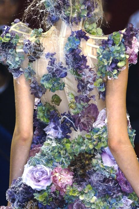 Alexander McQueen Detail Couture, Embellishment Details, Savage Beauty, Mcqueen Fashion, فستان سهرة, Creative Images, Floral Fashion, Purple And Green, Looks Style