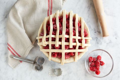 Learn step-by-step on how to make a lattice top for the crust of your pies.  It might look intimidating, but it's a breeze with this guide.  Learn more! Lattice Pie Crust, Lattice Pie, Berry Dessert Recipes, Berry Dessert, Holiday Centerpieces, Pie Crust, A Holiday, Lattice, Tart