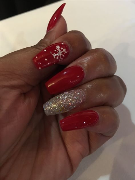 Red Silver Nails Christmas, December Nail Ideas Short Square, Gift Nails Christmas, Short Xmas Nails Red, Easy Red Christmas Nails, Dip Powder Christmas Nail Designs, Candy Cane Toes Nails, Christmas Nail Art Designs Xmas Sparkle Red Glitter, Christmas Red Nails Acrylic