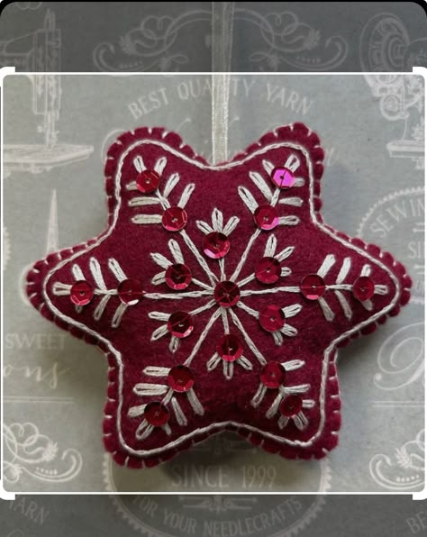 Felt Star Ornaments, Scandinavian Christmas Decor, Diy Christmas Sweater, Jul Diy, Felt Star, Scandinavian Christmas Decorations, Star Ornaments, Needlepoint Ornaments, Christmas Felt