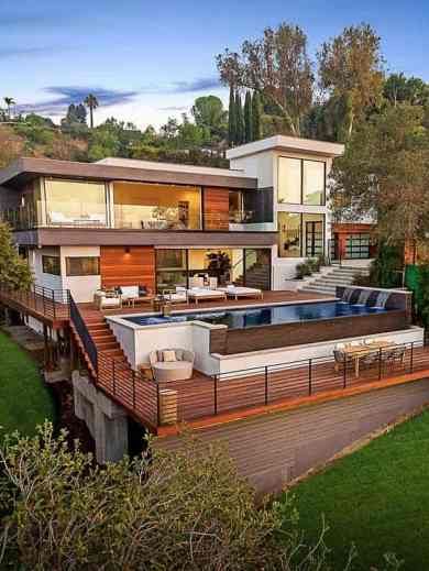 Sleek Hollywood Hills dream home overlooking the cityscape Rustic Hillside House, Hillside Home Designs, Pools Built Into Hillside, Hillside Architecture, House Built Into Hillside, Hillside Houses, Bush Retreat, Hillside Homes, Marmol Radziner