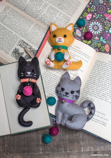 DIY Felt Craft Kittens - from MichaelsMakers Lia Griffith Cat Diy Crafts, Felt Cats, Chat Diy, Summer Sewing Projects, Felt Toys Patterns, Baby Mobil, Christmas Crafts To Sell, Felt Crafts Patterns, Felt Crafts Diy