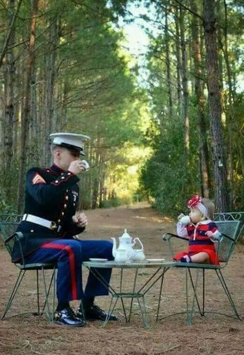 marine tea party Man In Uniform, Military Baby, Sweetest Thing, Foto Baby, Military Photos, A Soldier, Military Heroes, Military Family, American Soldiers