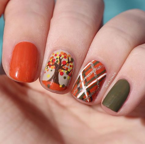 Fall Leaf Nails 2022, Fall Tree Nail Designs, Fall Tree Nails, Fall Themed Nails Autumn, September Nail Designs Fall, Demon Nails, Sept Nails, Fall Leaf Nail Designs, Fall Leaves Nails