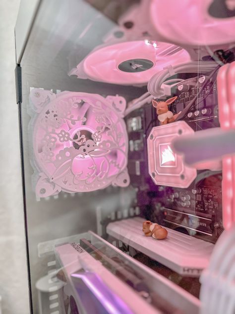 Girly Pc Build, Pink Pc Build, Pc Case Decoration, Cute Pc Build, Pc Build Aesthetic, Pc Decoration, Pc Games Setup, Game Setup, Gaming Desk Setup