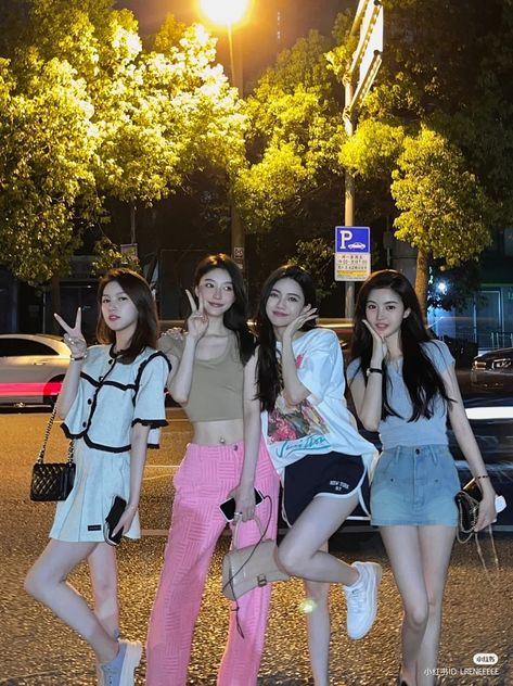 Four Girls Squad Aesthetic, Thrist Trap Poses Women, 4 Girls Squad Aesthetic, 4 Girls Squad, Girls Squad, Group Photo Poses, Squad Photos, Korean Photo, Korean Best Friends