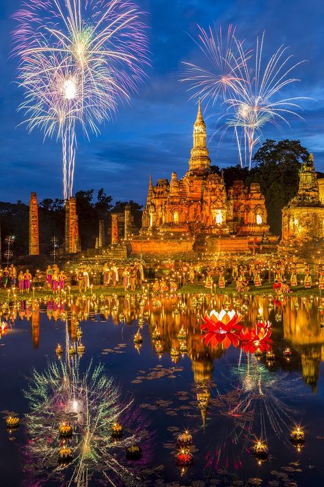 Thailand's Loi Krathong Festival of Lights and Lanterns Loi Krathong Festival, Thailand Festival, Lighting Festival, Women Relaxing, Loy Krathong Festival, Thailand Festivals, Thailand Shopping, Loy Krathong, Udon Thani