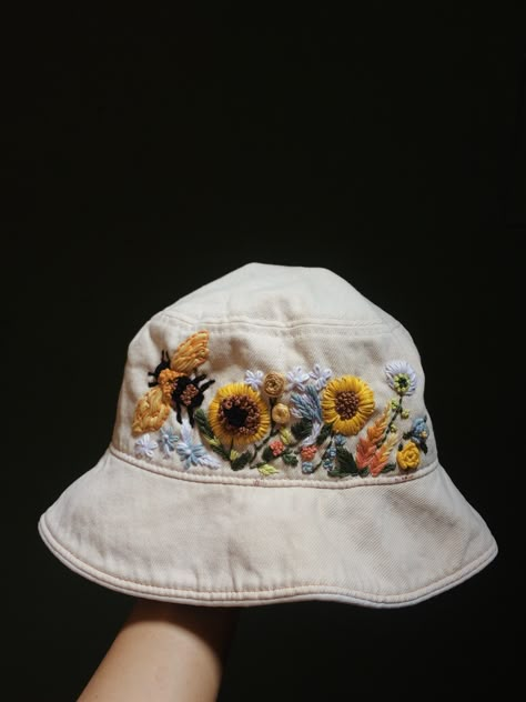 Bucket Hat Embroidery, Diy Embroidery Shirt, Embroidery Cases, Bone Bordado, Clothes Embroidery Diy, Desain Buklet, Embroidery Shirt, Diy Embroidery Patterns, Handmade Embroidery Designs