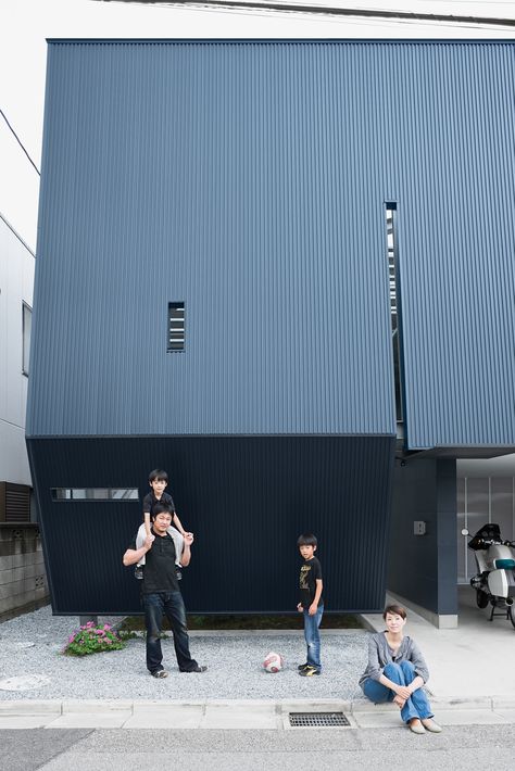 The black facade of the Yatabes’ house may turn a darkly futuristic face to its suburban block, but behind it the house is full of light. In Saitama, a tightly packed neighborhood near Tokyo, the black metal screen affords the family privacy without sacrificing outdoor space. Black Facade, Black Houses, Cement Board, Metal Facade, Modern Architecture Design, Box House, Tadao Ando, Casa Exterior, Metal Screen