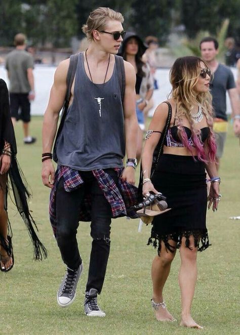 Rock Men Outfit, Rage Outfits, Music Festival Outfits Men, Austin Butler And Vanessa Hudgens, Austin Butler And Vanessa, Coachella Outfit Men, Festival Outfits Men, Outfit Rave, Estilo Hipster