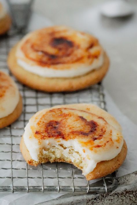 Creme Brulee Cookie Recipe, Chocolate Chip Crinkle Cookies, Creme Brulee Cookie, Brulee Desserts, Pie Weights, Flan Recipes, Toasted Sugar, Creme Brulee Desserts, Traditional Cookies