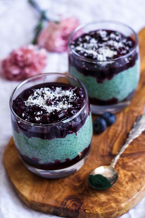 spirulina + blueberry chia pudding Blueberry Chia Pudding, Pudding Recept, Spirulina Recipes, Chia Recipes, Pasta Bread, Sandwich Lunch, Recipes Chili, Bread Sandwich, Chia Seed Recipes