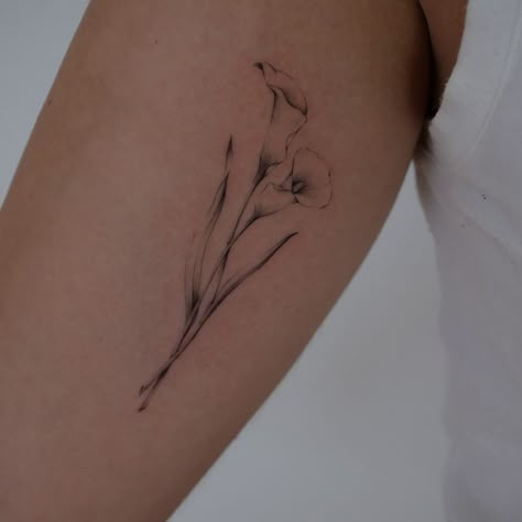 Calilily Flower Tattoo, White Calla Lily Tattoo, Calalilly Tattoos, Calla Lily Tattoo, Lilly Flower Tattoo, Lilly Tattoo, 2023 Vibes, Inspo Tattoo, Lillies Tattoo