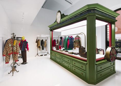 Gucci 100 | Sandra‘s Closet Gucci Jewelry Display, Gucci Pop Up Store, Gucci Interior Design, Gucci Showroom, Gucci Store Interior, Gucci Interior, Store Architecture, Clothing Store Design, Gucci Store