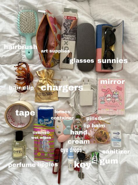 Cool Girl Bag Essentials, It Girl Bag Essentials, Bag Essentials Aesthetic, Mini School Bag, Teen Handbags, Bag Supplies, Purse Aesthetic, What's In My Backpack, Everyday Bag Essentials