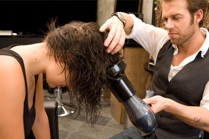 Blow dry hair How To Blow Dry Wavy Hair, Tousled Hair, Medium Layered Hair, Blow Dry Hair, Dark Hair With Highlights, Sleek Hairstyles, Hair Waves, Great Hair, Wavy Hair