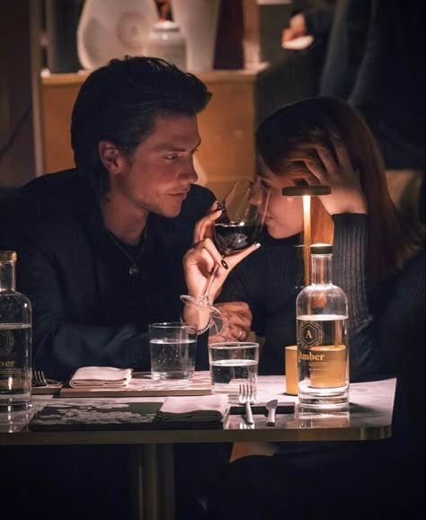 Cute Couple Eating Together, Couples Restaurant Aesthetic, Iconic Couple Photoshoot, Couple Drinking Wine Aesthetic, Restaurant Couple Photoshoot, Office Couple Aesthetic, Couple Dinner Photography, Restaurant Couple Photos, Couple At Bar