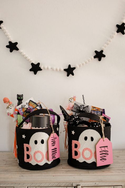 boo baskets Boo Baskets For Kids, Boo Basket Ideas Kids, Halloween Treat Baskets, Kids Halloween Gifts, Boo Baskets, Halloween Books For Kids, Halloween Gift Baskets, Girly Halloween, Halloween Movie Night