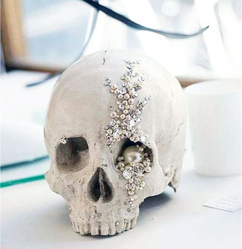 halloween weddings skulls decorations | 19 Halloween Wedding Ideas That Aren’t Cheesy Halloween Chic, Dekorasi Halloween, Halloween Themed Wedding, Skull Wedding, Diy Halloween Decor, Chic Halloween, Goth Wedding, Dark Wedding, Skull Decor