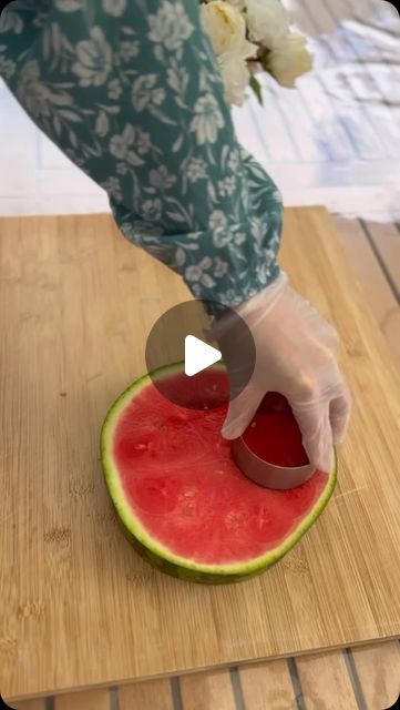 Interior Design & Home Decor on Instagram: "What a beautiful fruit decoration idea 🥰🤩 Credit @aizaparis_fr ��💕💕💕 What do you think?🤩🤗😍

#healthyfood #healthylifestyle #healthtips #watermelon #decorations #fruits #stylings #homesweethome" Fresh Fruit Display Ideas, Watermelon Display Ideas, Fruit Boards For Parties, Easy Fruit Tray, Fruit Charcuterie Board Ideas, Creative Fruit Tray Ideas, Watermelon Decorations, Fruit Tray Designs, Fruit Platter Ideas