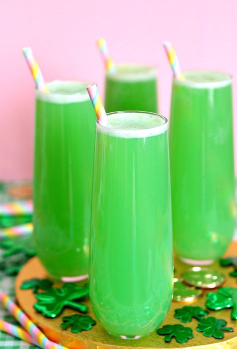 Leprechaun Mimosa, Green Mimosa, Green Cocktails, Smoothies And Shakes, St Patricks Day Drinks, Green Foods, Mimosa Recipe, St Patricks Day Food, Classic Margarita