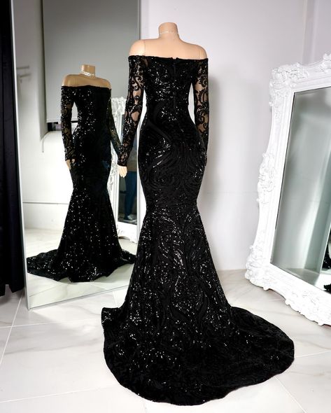 Making this in another color would be pretty ✨✨ Black And Silver Dresses Formal, Black Silver Prom Dress, Black And Silver Prom Dress, Extra Fits, Black Lace Evening Gown, Mexican Quinceanera Dresses, Silver Prom Dress, Wedding Guest Gowns, Elegant Wedding Guest Dress