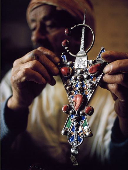 Africa | Old Kabyle jewellery being sold at Beni Yenni.  Image from "Algeria: Learning to Live With Independence," August 1973, National Geographic magazine | © Thomas J Abercrombie. Moroccan Jewelry, Antique Pins, African Jewelry, Ethnic Jewelry, Look Fashion, Brighton, Morocco, Antique Jewelry, Lookbook