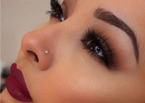 Nose Piercing Bump, Orr Piercing, Piercing Bump, Bodysuit Tattoos, Maquillage Yeux Cut Crease, Cute Nose Piercings, Nose Piercing Stud, Septum Piercings, Piercing Septum