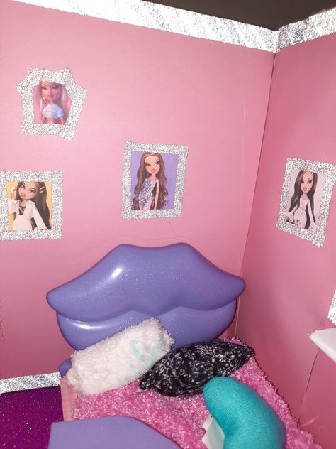 Bratz Room Aesthetic Baddie, Bratz Apartment, Room Decor 2000s, Early 2000s Bedroom, Baddie Rooms, 2000s Bedroom Aesthetic, Bratz Dollhouse, Bratz Room, Early 2000s Room