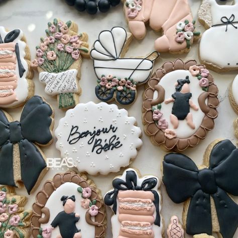 🖤Bonjour Bébé 🖤 Oh la la I’m loving this beautiful black and white Paris themed baby shower cookies 😍🥐🖤💐 Love when my clients give creative freedom so I can make unique and beautiful sets for their special event. I really love what I do 🖤🥐 💐 Inspiration from one of my favorite cookie artist 🖤 @hartworkcookieco #cookies #sugarcookies #cookiesofinstagram #paristheme #paristhemebabyshower #babyshowercookies #cookieart #cookier Bonjour Bebe Shower Theme, Paris Baby Shower Theme, Black And White Paris, Paris Baby Shower, Bebe Shower, Paris Themed, Shower Cookies, Shower Inspiration, Baby Shower Inspiration