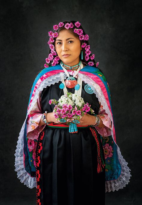 Tanysha With Flowers In Her Hair, Keres, Kewa Pueblo Latino Clothing, Native Mexican, Pueblo Native Americans, Mexican People, Wolf Hybrid, Flowers In Her Hair, Light Photo, Richard Avedon, History Of Photography